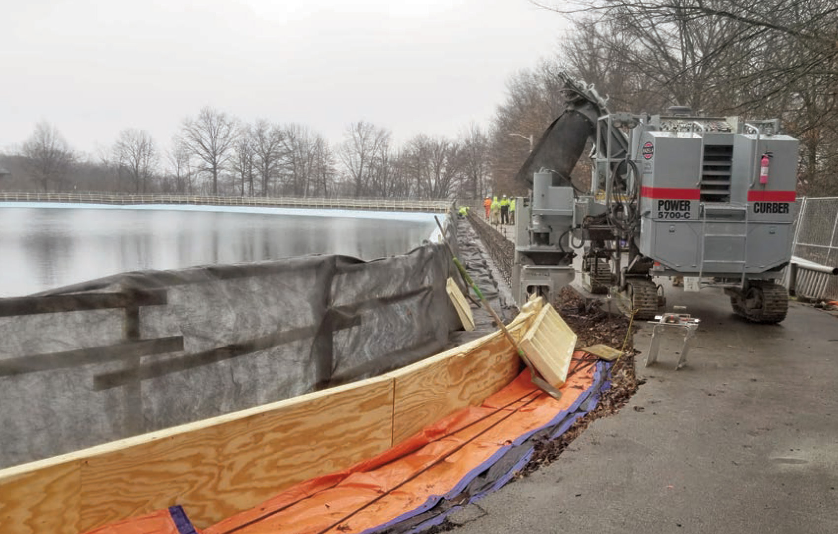 The 5700-C’s compact design was essential with only 12’ (3.7m) from the curb to the barrier fence